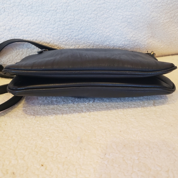 Textured Leather Black Crossbody by GH Bass & Co - Picture 3 of 9